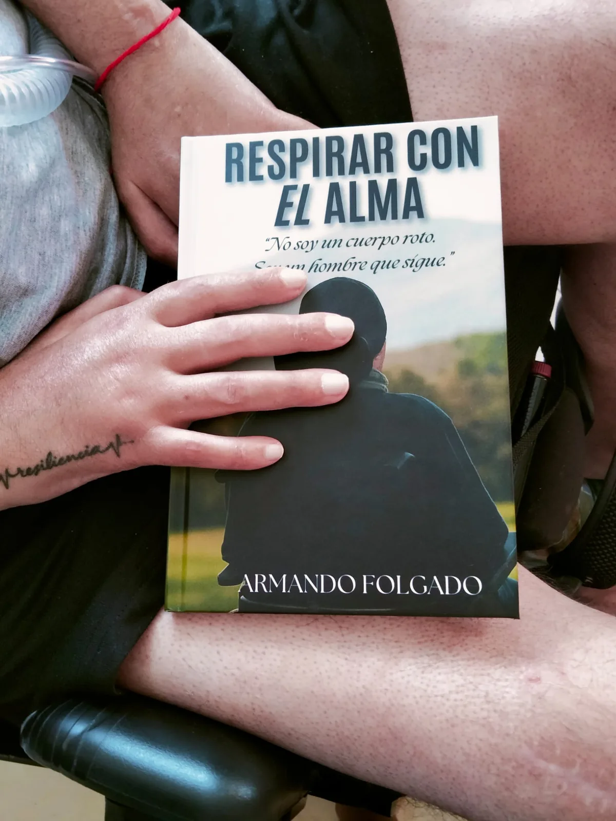 Ejemplar del libro Respirar con el alma en manos de una lectora