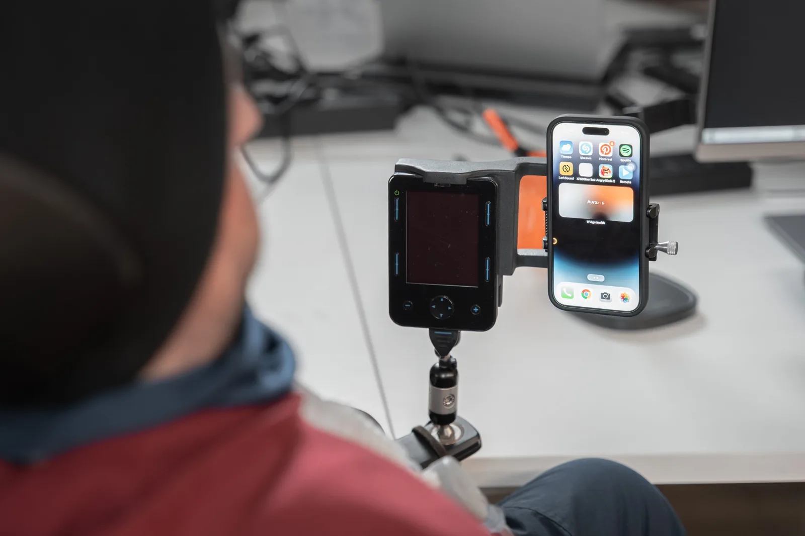 Armando utilizando tecnología accesible en su silla de ruedas