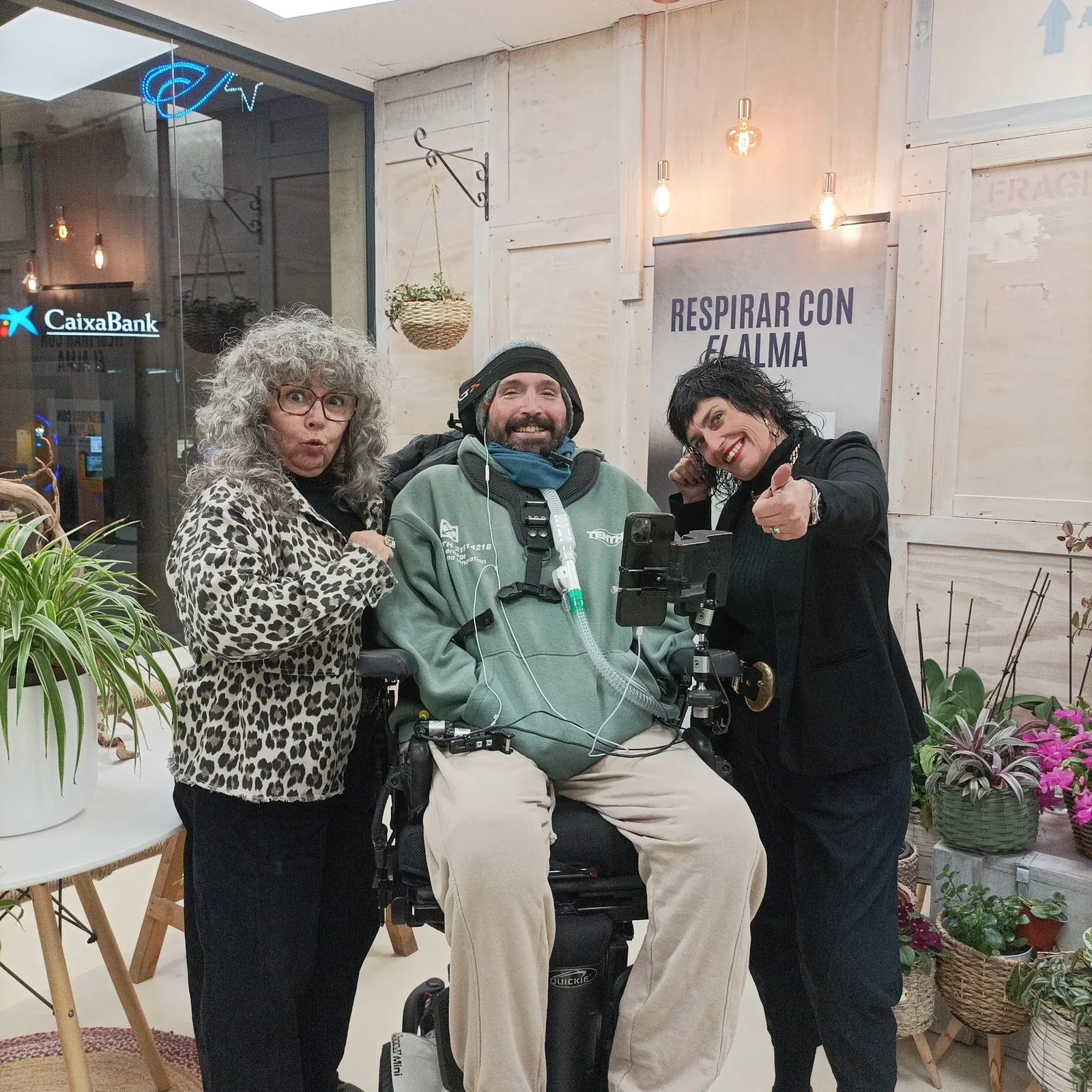 Armando con Àngels y Nuna en un entorno de presentación