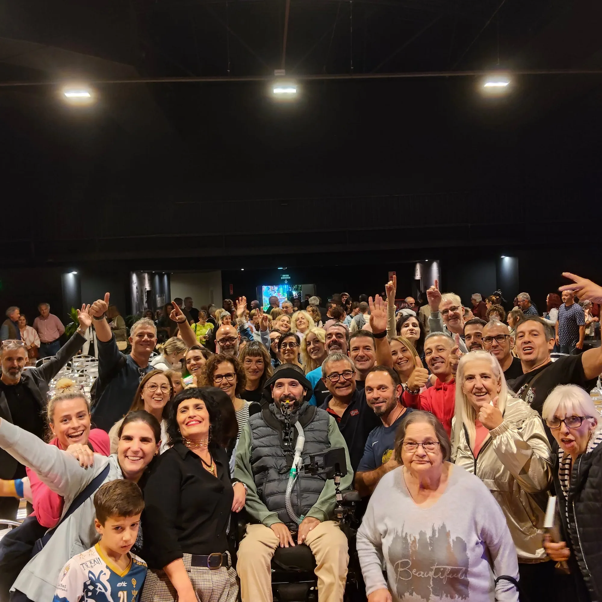 Armando Folgado con lectores después de una presentación