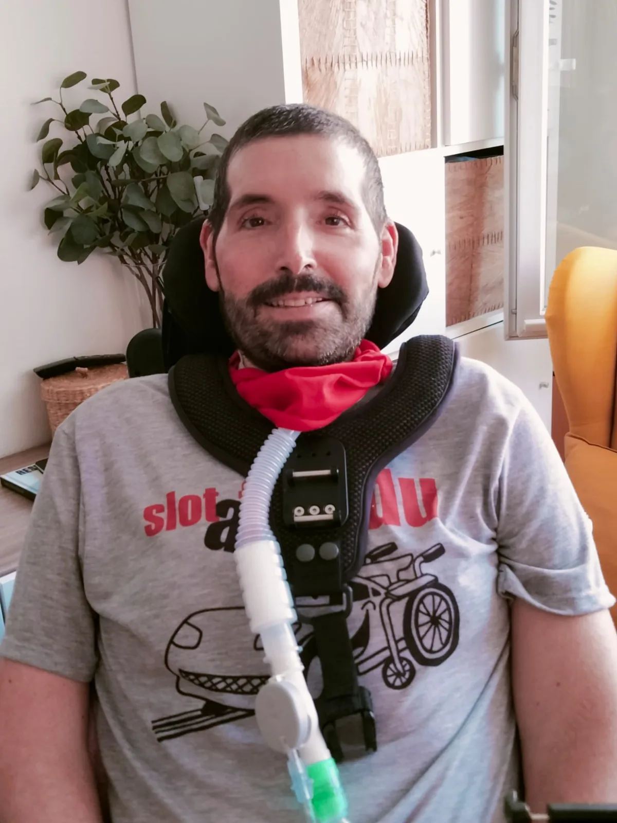 Armando Folgado en casa, sonriendo